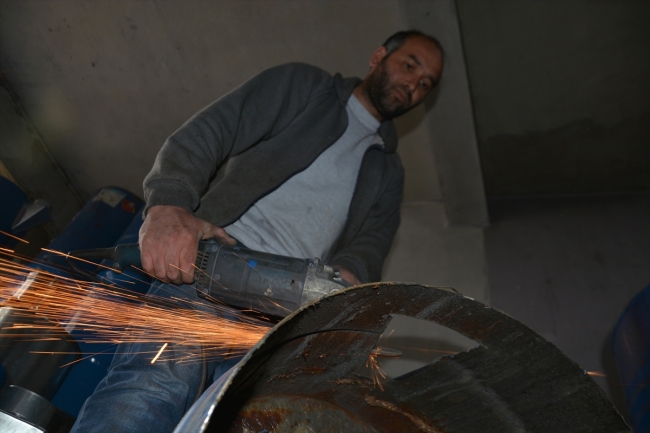 Atık varillerden soba yaparak ekonomiye ve geri dönüşüme katkı sağlıyor