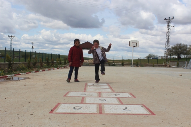 Köy okulunun "eğitim neferleri" öğrenciler için oyun alanları oluşturdu