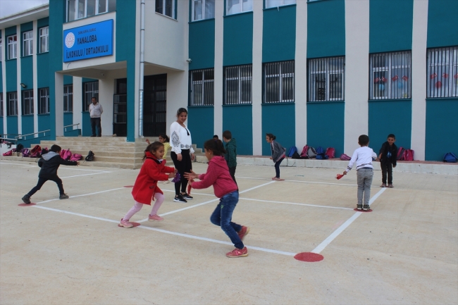 Köy okulunun "eğitim neferleri" öğrenciler için oyun alanları oluşturdu