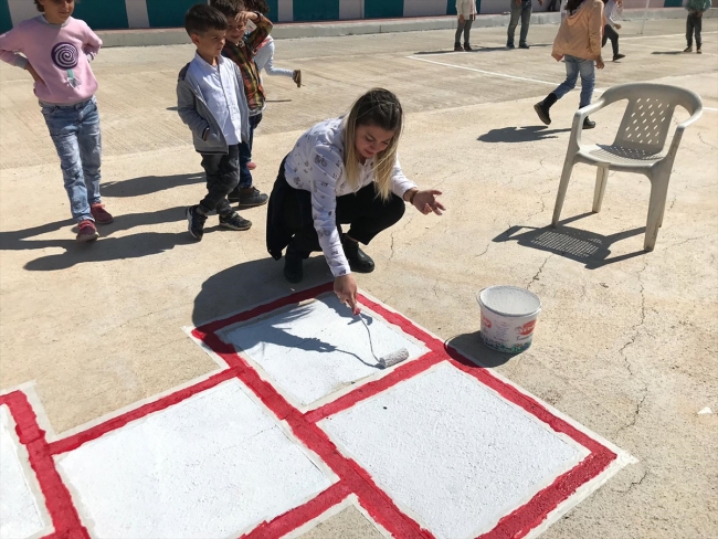 Köy okulunun "eğitim neferleri" öğrenciler için oyun alanları oluşturdu