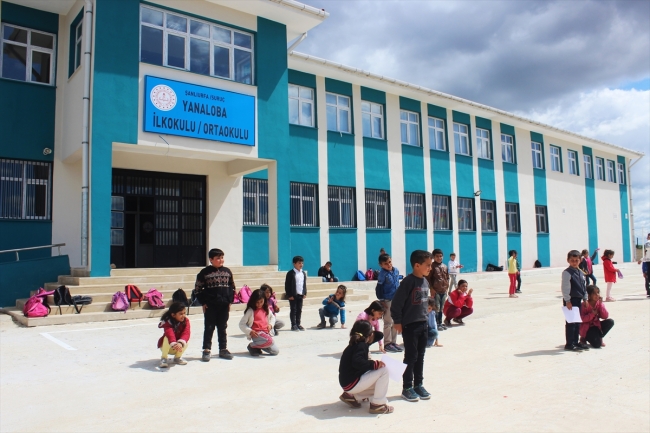 Köy okulunun "eğitim neferleri" öğrenciler için oyun alanları oluşturdu