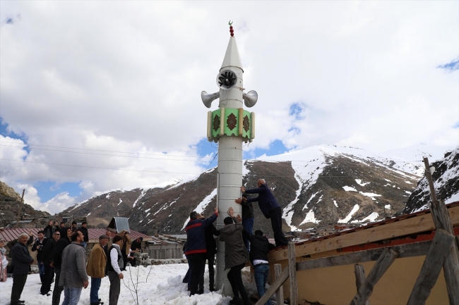 Rize'de kışın korumak için yere yatırılan mobil minare kaldırıldı