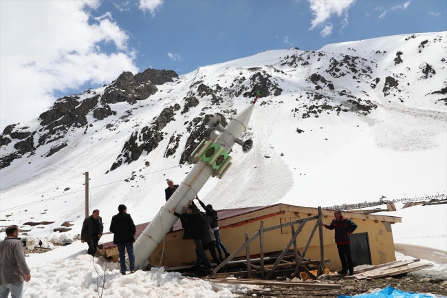 Rize'de kışın korumak için yere yatırılan mobil minare kaldırıldı
