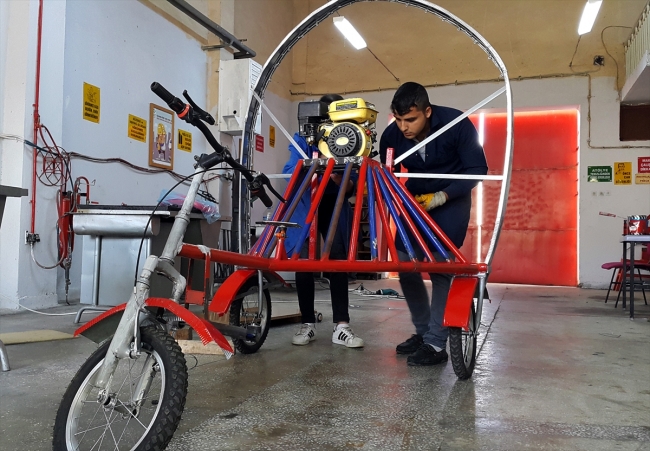 Öğrencilerden atıl malzemelerle "paramotorlu bisiklet"