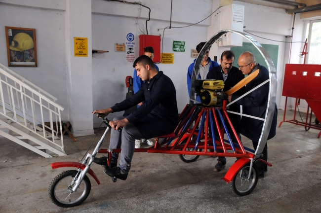Öğrencilerden atıl malzemelerle "paramotorlu bisiklet"