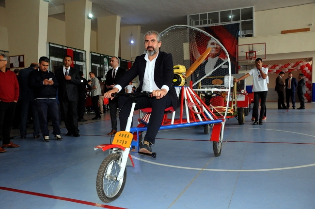 Öğrencilerden atıl malzemelerle "paramotorlu bisiklet"