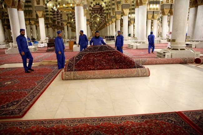 Mescid-i Haram ve Mescid-i Nebevi'nin halıları yenilendi