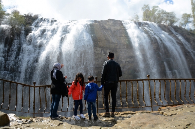 Manzarasıyla ziyaretçilerini etkileyen Tortum Şelalesi