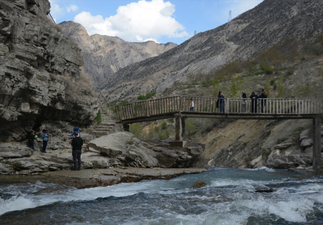 Manzarasıyla ziyaretçilerini etkileyen Tortum Şelalesi