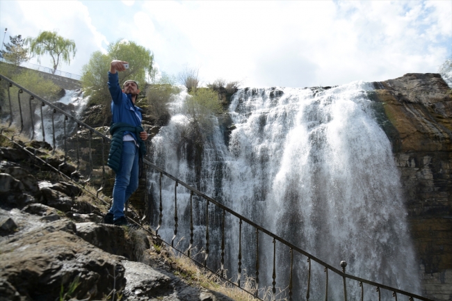 Manzarasıyla ziyaretçilerini etkileyen Tortum Şelalesi