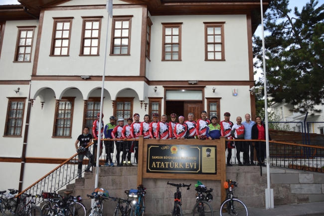 Ata'ya saygı için pedal çeviriyorlar