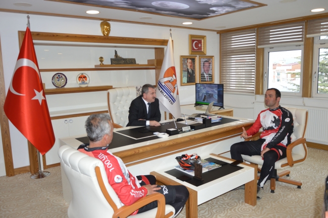 Ata'ya saygı için pedal çeviriyorlar