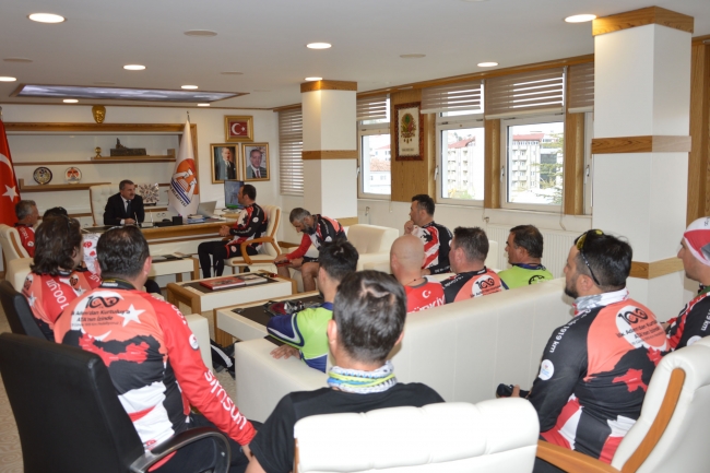 Ata'ya saygı için pedal çeviriyorlar