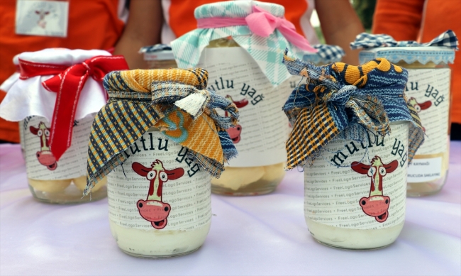 Öğrenciler ürünlerini organik pazarda satıyor