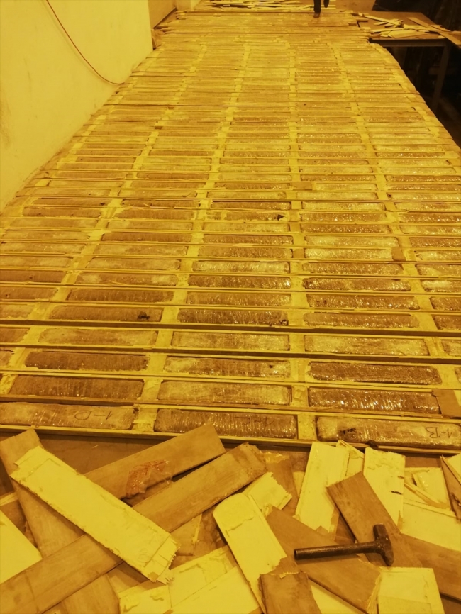 İçi boşaltılan kalaslara gizlenmiş uyuşturucu ele geçirildi