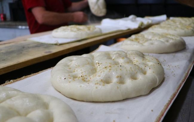 Ramazan pidesi raflarda yerini almaya başlıyor