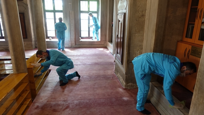 Eyüp Sultan Camii gül suyuyla temizlendi