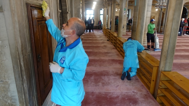 Eyüp Sultan Camii gül suyuyla temizlendi
