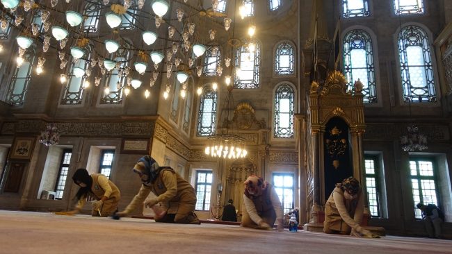 Eyüp Sultan Camii gül suyuyla temizlendi
