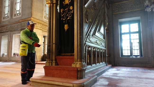 Eyüp Sultan Camii gül suyuyla temizlendi