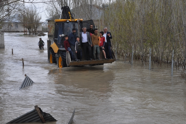 Muş'ta sel: 60 ev tahliye edildi