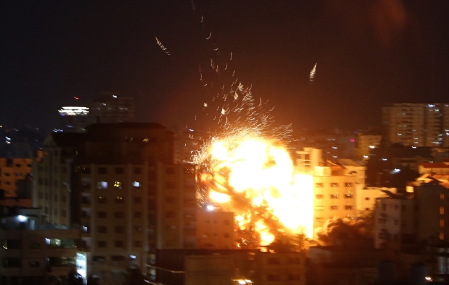 İsrail, Gazze'de AA'nın bulunduğu binayı vurdu