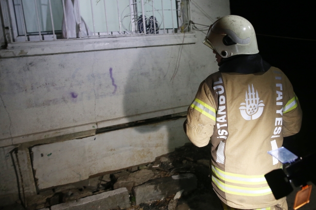 Fatih'te bir bina çökme tehlikesi nedeniyle boşaltıldı