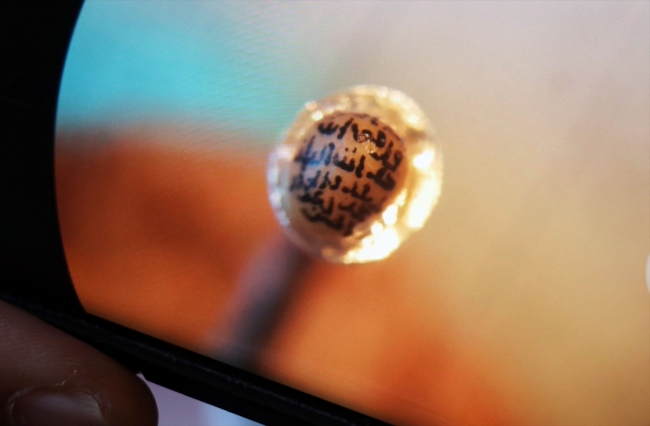 İncir çekirdeğine İhlas suresini yazdı