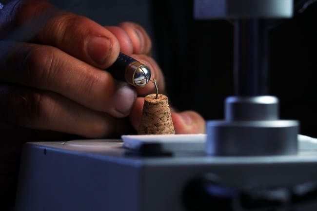 İncir çekirdeğine İhlas suresini yazdı