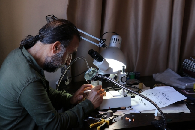 İncir çekirdeğine İhlas suresini yazdı