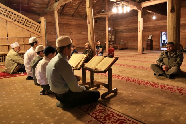 Sekiz asırlık çivisiz camide mukabele geleneği sürdürülüyor