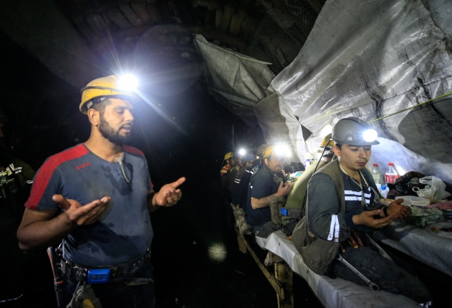 Maden işçileri, yerin 350 metre altında ilk iftarlarını yaptı