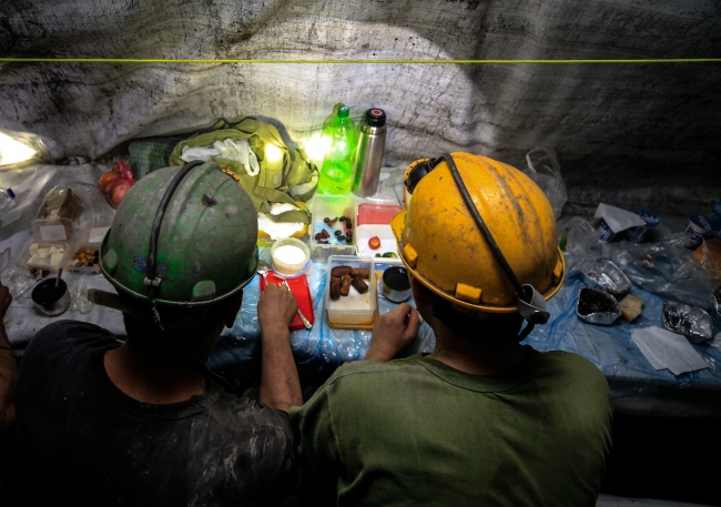 Maden işçileri, yerin 350 metre altında ilk iftarlarını yaptı