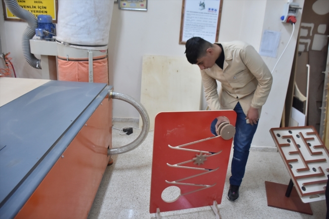 Atıklar oyuncak oluyor, hem öğrenciler hem okul kazanıyor