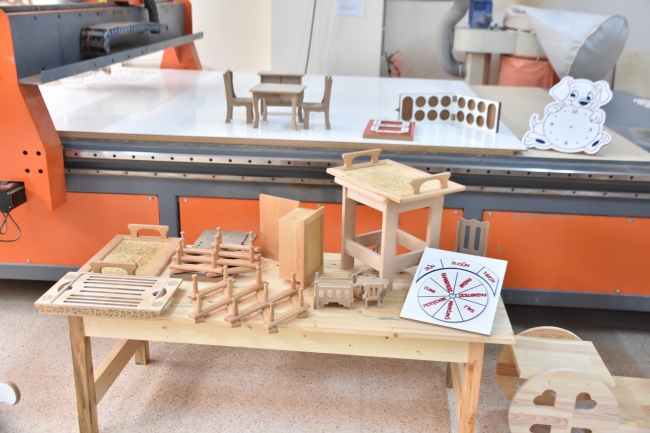 Atıklar oyuncak oluyor, hem öğrenciler hem okul kazanıyor