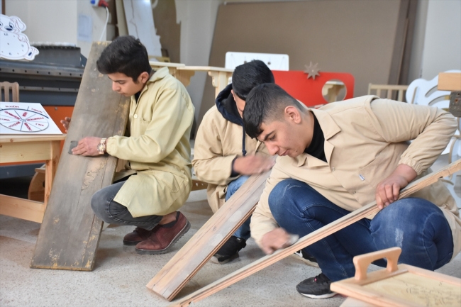 Atıklar oyuncak oluyor, hem öğrenciler hem okul kazanıyor