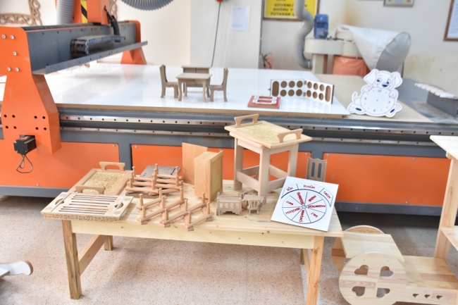 Atıklar oyuncak oluyor, hem öğrenciler hem okul kazanıyor