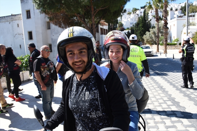 Trafik polisi motosiklet sürücülerine ceza kesmek yerine kask dağıttı