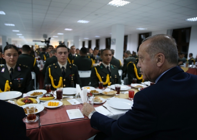 Cumhurbaşkanı Erdoğan: Münbiç'i ve Fırat'ın doğusunu terörden sizler temizleyeceksiniz