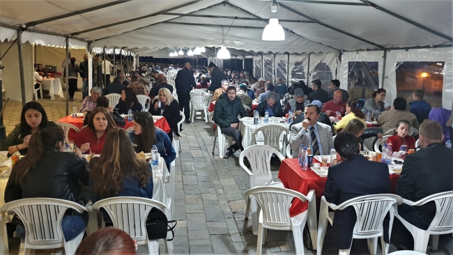 Türk askerinden Kosova'da iftar programı