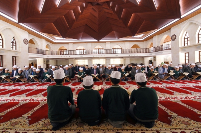 Tarihi Somuncu Baba Camii'nde mukabele geleneği