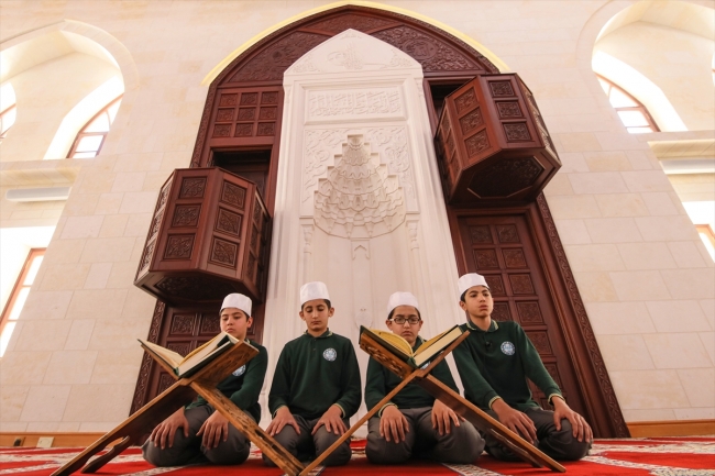 Tarihi Somuncu Baba Camii'nde mukabele geleneği