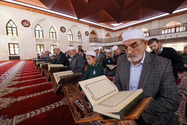 Tarihi Somuncu Baba Camii'nde mukabele geleneği