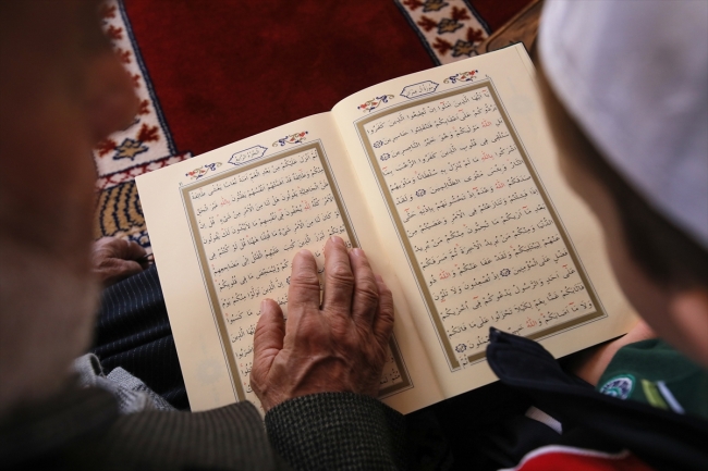 Tarihi Somuncu Baba Camii'nde mukabele geleneği