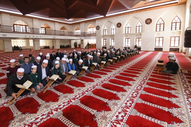 Tarihi Somuncu Baba Camii'nde mukabele geleneği