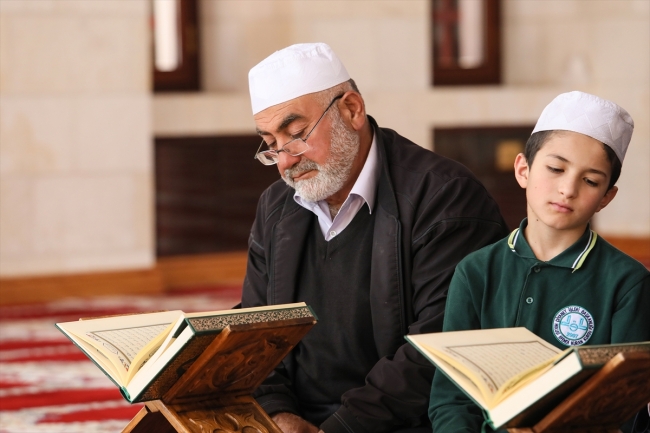 Tarihi Somuncu Baba Camii'nde mukabele geleneği