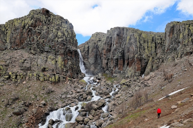 Karların erimesiyle eşsiz manzara oluşturan Çır Şelalesi