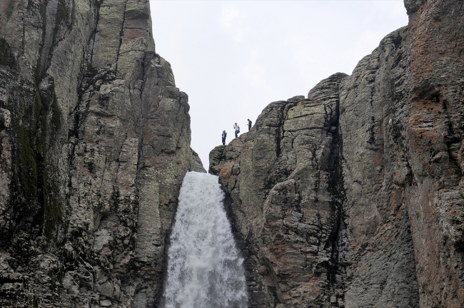 Karların erimesiyle eşsiz manzara oluşturan Çır Şelalesi