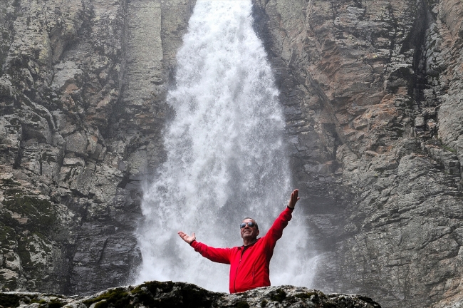 Karların erimesiyle eşsiz manzara oluşturan Çır Şelalesi