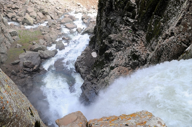 Karların erimesiyle eşsiz manzara oluşturan Çır Şelalesi
